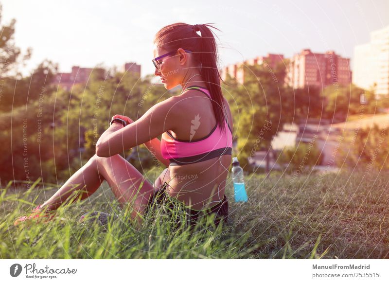 athletische Frau, die sich ausruht Flasche Lifestyle schön Sommer Sport Technik & Technologie Erwachsene Natur Park Fitness sitzen Energie Training Läufer