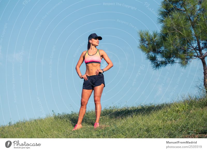 athletische Frau, die sich ausruht Lifestyle schön Körper Sommer Sport Erwachsene Natur Park Fitness Training Läufer aussruhen jung üben erschöpft Athlet