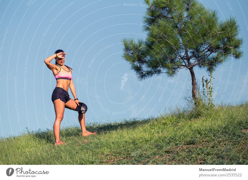 athletische Frau, die sich ausruht Lifestyle schön Körper Sommer Sport Erwachsene Natur Park Fitness Training Läufer aussruhen jung üben erschöpft Athlet