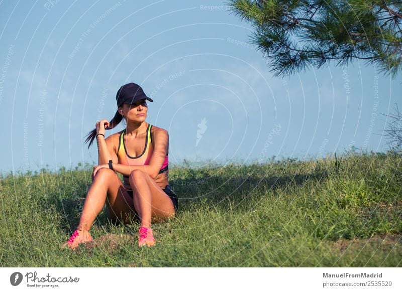 athletische Frau, die sich ausruht Lifestyle schön Körper Sommer Sport Erwachsene Natur Park Fitness sitzen Training Läufer aussruhen jung üben erschöpft Athlet