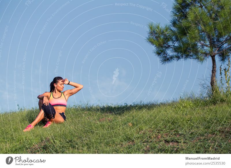 athletische Frau, die sich ausruht Lifestyle schön Körper Sommer Sport Erwachsene Natur Park Fitness sitzen Training Läufer aussruhen jung üben erschöpft Athlet