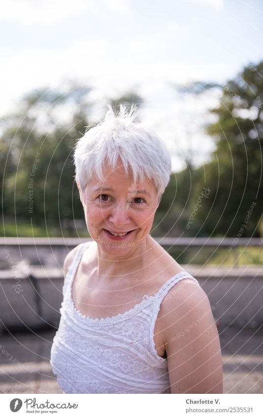 Trau dich! Mensch feminin Frau Erwachsene Weiblicher Senior 1 45-60 Jahre grauhaarig kurzhaarig Lächeln Blick leuchten Coolness frech frei Freundlichkeit
