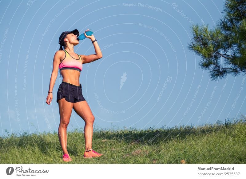 sportliche Frau, die sich ausruht und trinkt trinken Flasche Lifestyle schön Sommer Sport Erwachsene Natur Park Fitness sitzen Energie Training Läufer