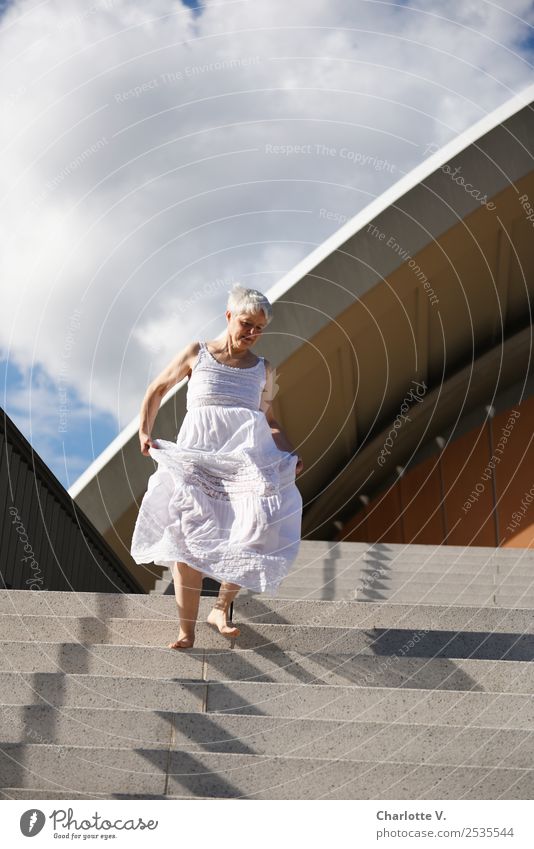 Dynamisch Mensch feminin Frau Erwachsene Weiblicher Senior Leben 1 45-60 Jahre Wolken Sommer Schönes Wetter Berlin Bauwerk Architektur Treppe Dach