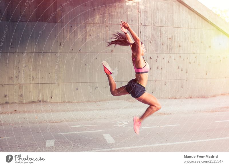 athletische Frau beim Laufen im Freien Lifestyle schön Körper Sommer Sport Joggen Erwachsene Fitness Läufer Dehnübung Großstadt üben Training Athlet Aufwärmen