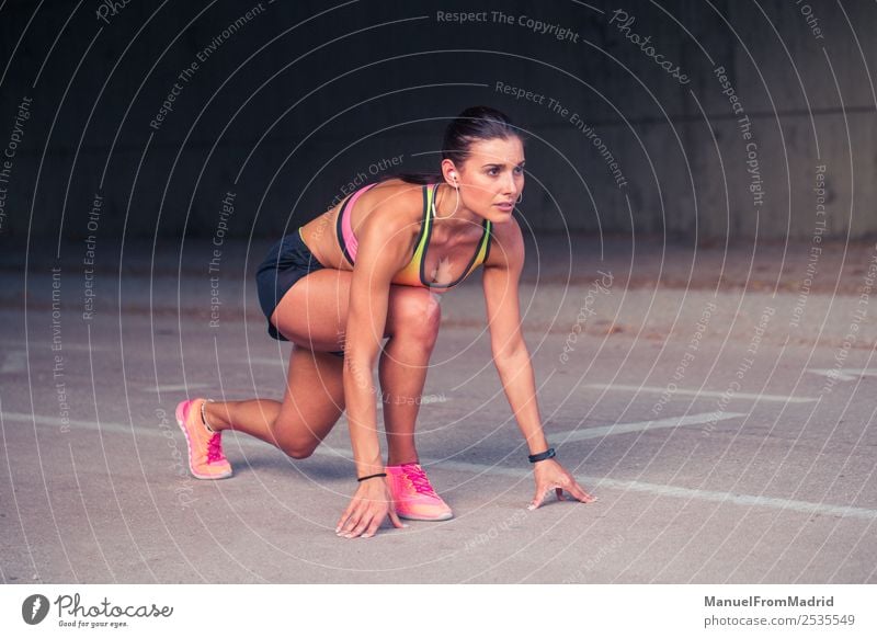 athletische Frau beim Laufen im Freien Lifestyle Sport Erfolg Erwachsene Linie gehen Tatkraft Beginn Konkurrenz Bahn bereit Kulisse Athlet Läufer positionieren