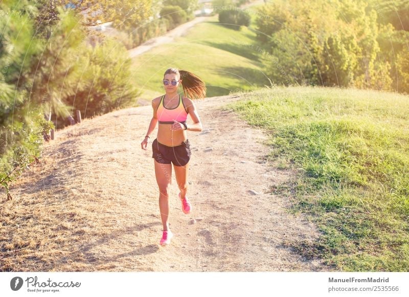 athletische Frau beim Laufen im Freien Lifestyle schön Körper Wellness Sommer Sport Joggen Erwachsene Park Fitness Läufer rennen Training laufen Jogger