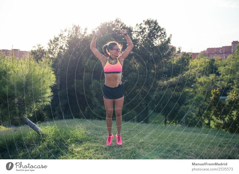 athletisches Frauentraining im Freien Lifestyle Glück Wellness Sommer Sport Erfolg Joggen Erwachsene Park Fitness springen Läufer Errungenschaft rennen Training