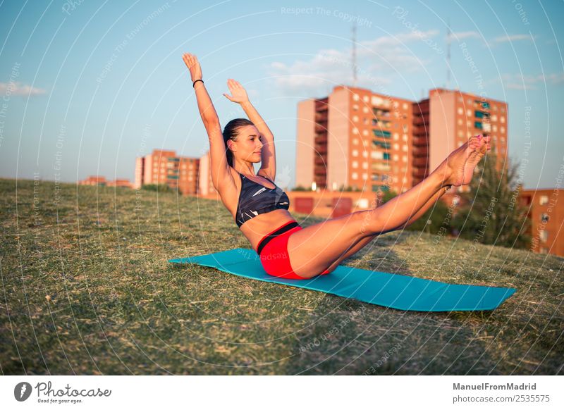 sportliche Frau beim Training auf einer Matte im Park Lifestyle schön Gesundheitswesen Wellness Sport Erwachsene Fitness ästhetisch Zufriedenheit Frieden passen