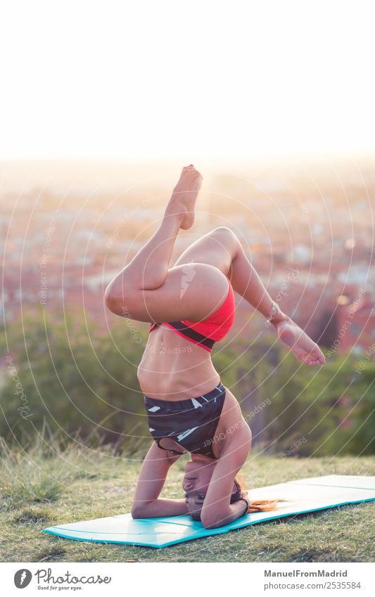 athletische Frau, die im Freien trainiert. Lifestyle schön Gesundheitswesen Wellness Sport Erwachsene Park Fitness sportlich passen Handstand Unterlage