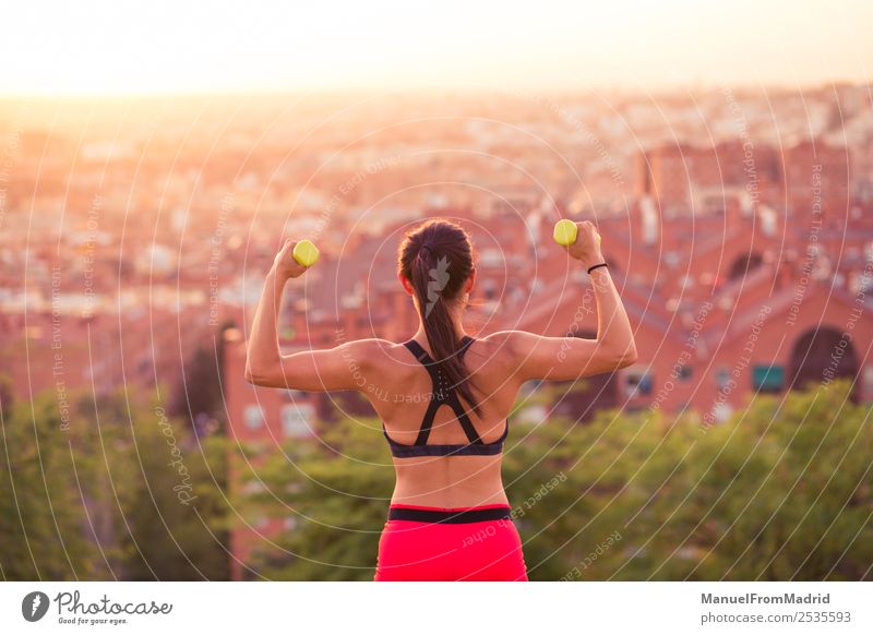 athletische Frau, die im Freien trainiert. Lifestyle schön Sport Erwachsene Fitness sportlich benutzend Hantel umgedreht jung üben Training Aktion Gesundheit