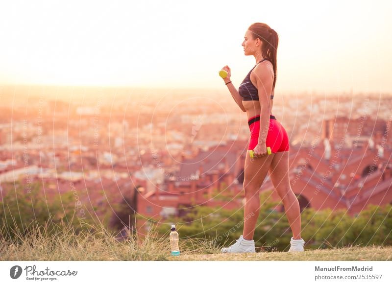 athletische Frau, die im Freien trainiert. Lifestyle schön Sport Erwachsene Fitness sportlich benutzend Hantel jung üben Training Aktion Gesundheit Kraft passen