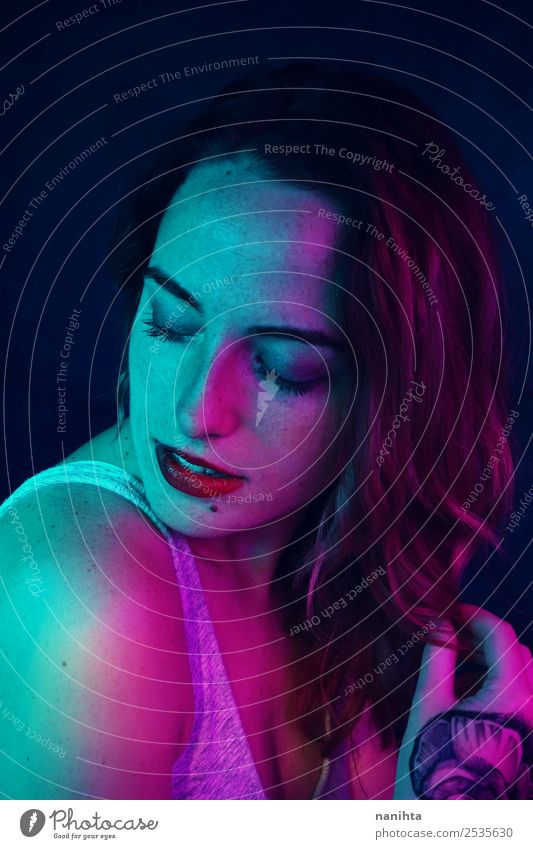 Künstlerisches Porträt einer Frau mit Neonlicht elegant Stil Design schön Haut Gesicht Schminke Sommersprossen Mensch feminin Junge Frau Jugendliche Erwachsene