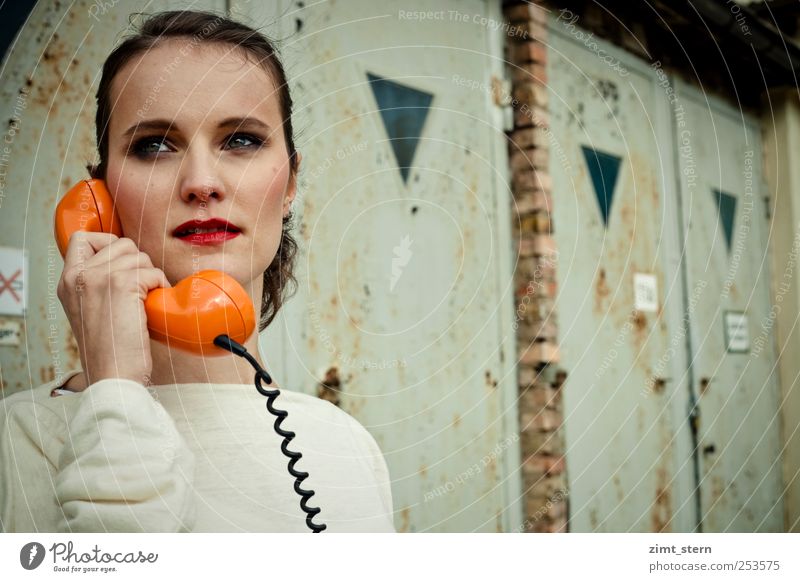 Orange Phone Büro Callcenter sprechen Telefon Junge Frau Jugendliche Kopf 18-30 Jahre Erwachsene Fabrik Garagentor brünett Pferdeschwanz Kommunizieren