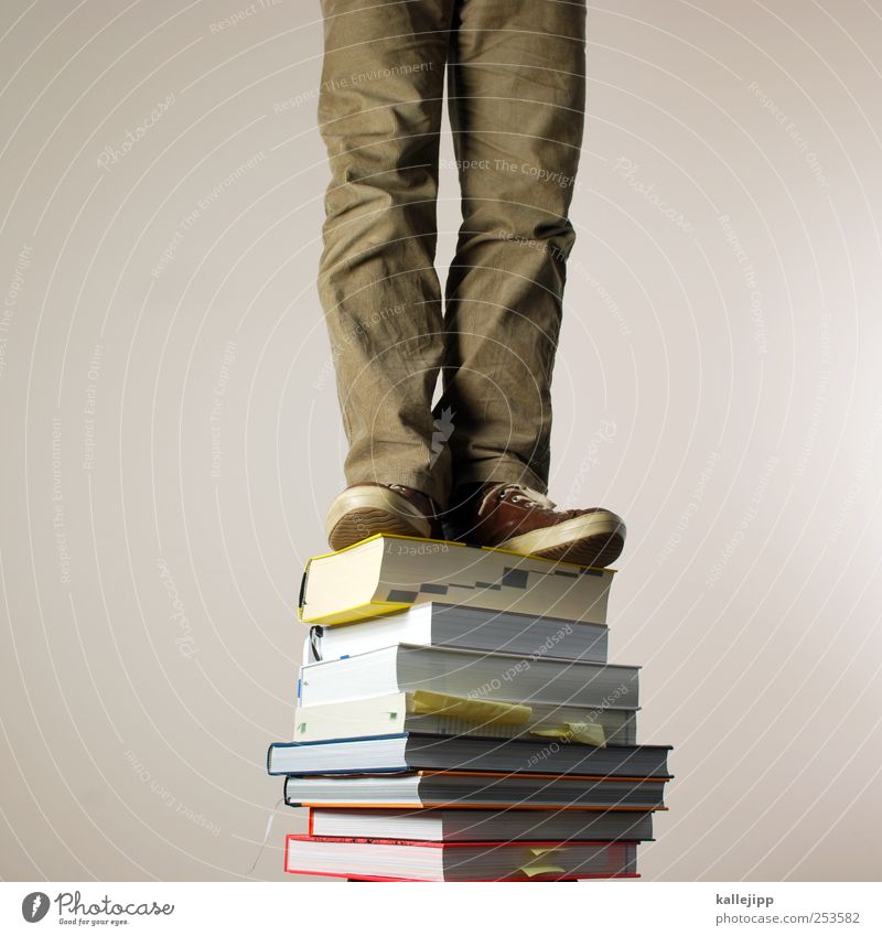 wissensstand Lifestyle Freizeit & Hobby lesen Mensch maskulin Mann Erwachsene Beine Fuß 1 Papier stehen lernen Buch bücherstapel Schule Bildung lernmittel