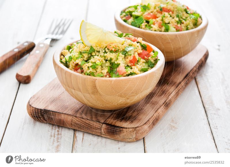 Tabbouleh-Salat in der Schüssel Tisch Salatbeilage Couscous Gemüse Tomate Gurke Salatgurke Petersilie Minze Vegane Ernährung Vegetarische Ernährung