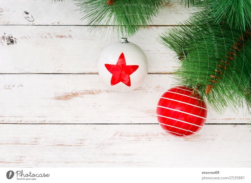 Weihnachtskugeln Feste & Feiern Weihnachten & Advent Kugel grün rot weiß Weihnachtsbaum Ornament Ball Dekoration & Verzierung Stern (Symbol) Holztisch