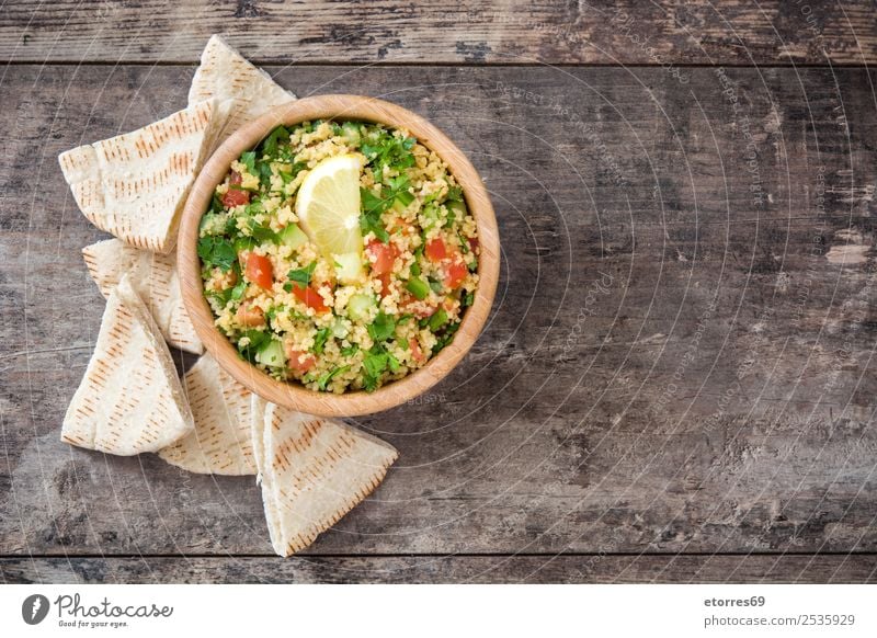 Tabbouleh-Salat mit Couscous auf Holz Tisch Salatbeilage Gemüse Tomate Gurke Salatgurke Petersilie Minze Vegane Ernährung Vegetarische Ernährung Gesundheit