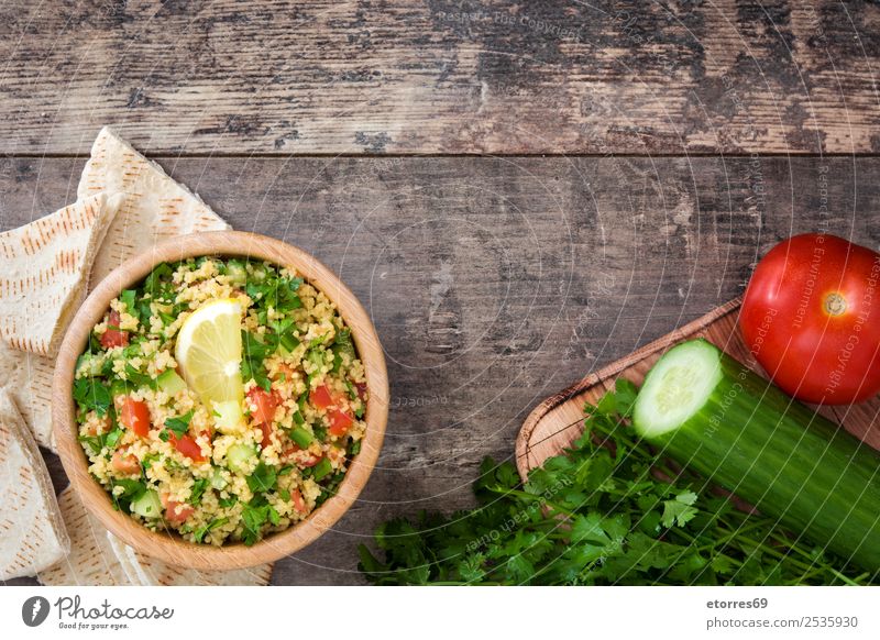 Tabbouleh-Salat mit Couscous auf Holz Tisch Salatbeilage Gemüse Tomate Gurke Salatgurke Petersilie Minze Vegane Ernährung Vegetarische Ernährung Gesundheit