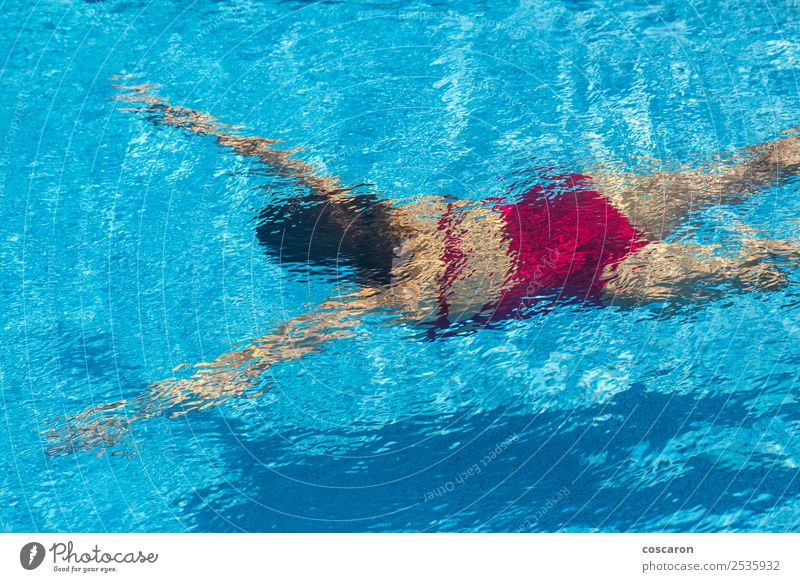 Frau mit Badeanzug taucht im Schwimmbad. Lifestyle Freude schön Körper Wellness Erholung Spa Freizeit & Hobby Ferien & Urlaub & Reisen Sommer Sport tauchen