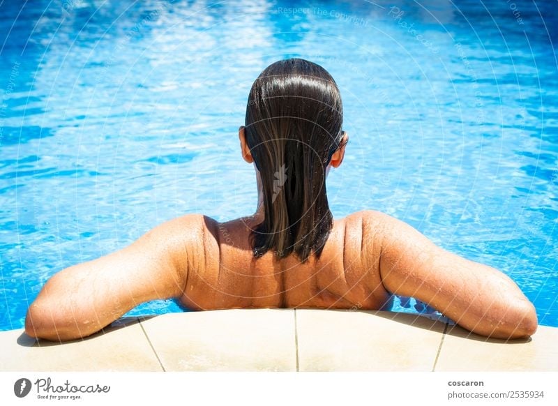 Frau von hinten am Rand eines Pools Lifestyle Stil schön Körper Wellness Erholung Spa Schwimmbad Freizeit & Hobby Ferien & Urlaub & Reisen Sommer Strand Sport