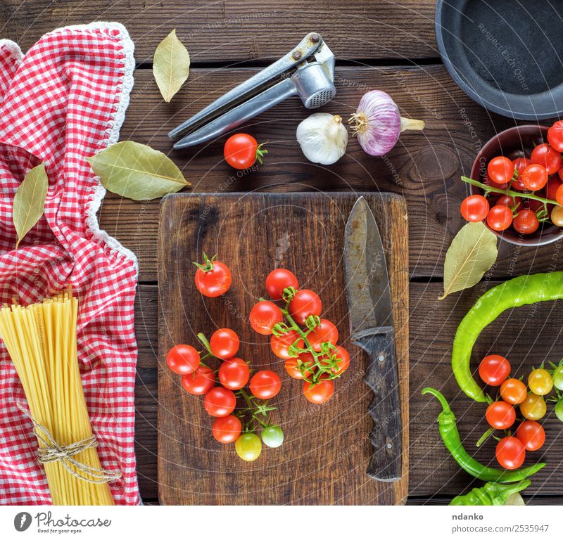 frische rote Kirschtomaten Gemüse Teigwaren Backwaren Kräuter & Gewürze Ernährung Mittagessen Abendessen Italienische Küche Pfanne Messer Holz Linie Essen groß