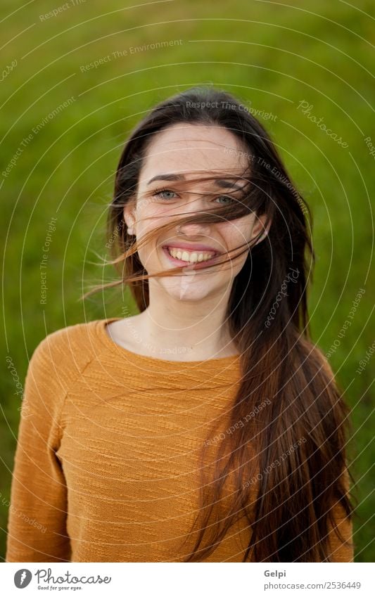 Außenporträt eines schönen, glücklichen Teenagers Glück Gesicht Sonne Mensch Frau Erwachsene Jugendliche Natur Wind Gras Park Wiese Mode genießen frei niedlich