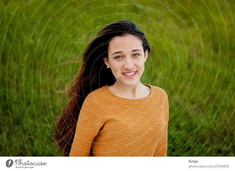 Außenporträt eines schönen, glücklichen Teenagers Glück Sonne Mensch Frau Erwachsene Jugendliche Natur Wind Gras Park Wiese Mode genießen frei niedlich gold