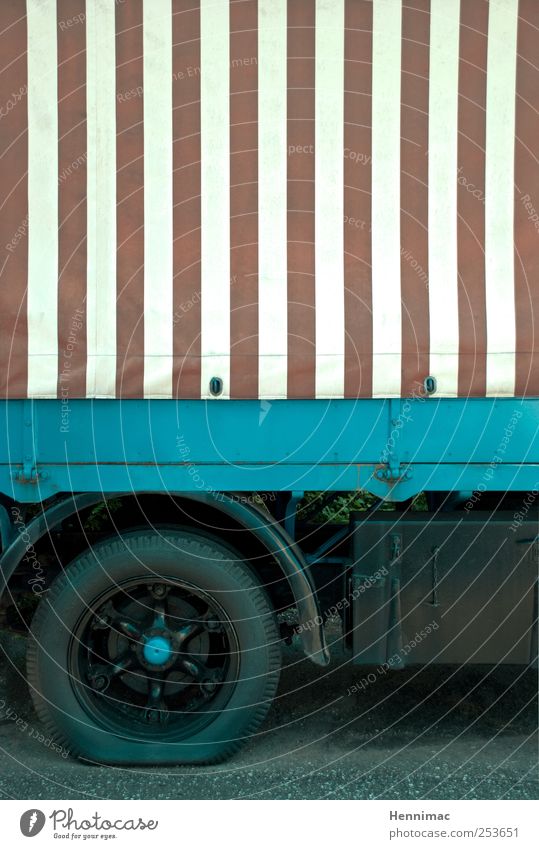 Da biste platt. Technik & Technologie Zirkus Verkehrsmittel Fahrzeug Lastwagen Anhänger Metall Stahl alt fahren blau braun grau schwarz weiß graphisch Streifen
