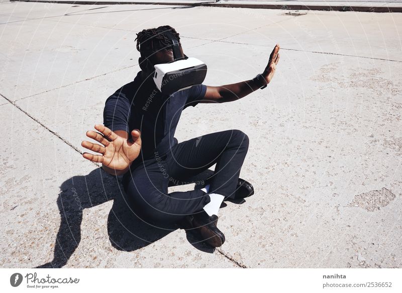 Porträt eines jungen Mannes mit VR-Brille Lifestyle Design exotisch Freizeit & Hobby Computerspiel Headset Spielkonsole Technik & Technologie