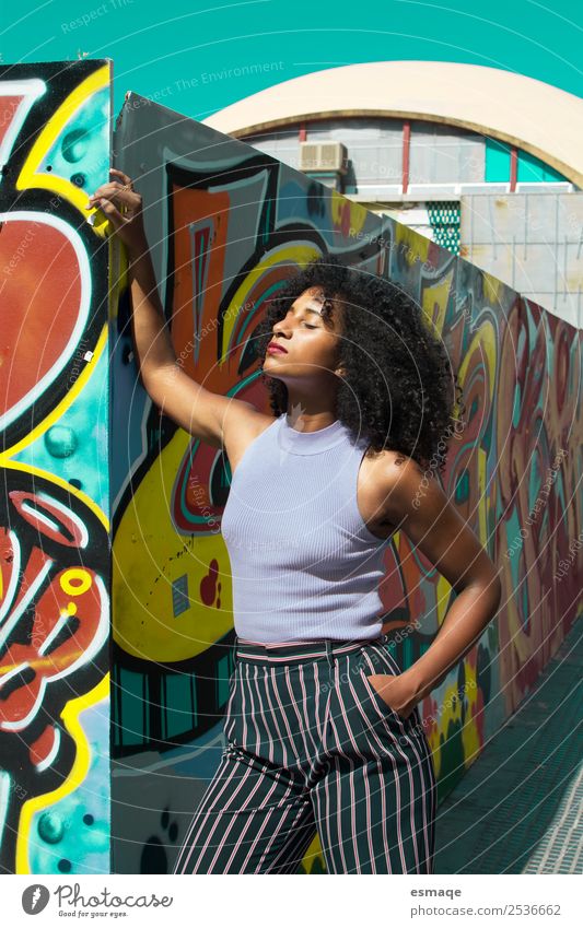 Porträt einer Straßenfrau Lifestyle Ferien & Urlaub & Reisen androgyn Junge Frau Jugendliche Erwachsene Stadt Bekleidung Denken Armut frisch einzigartig