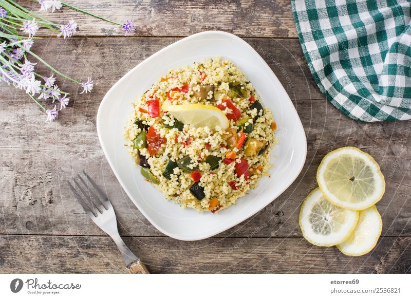 Couscous mit Gemüse Lebensmittel Vegetarische Ernährung Diät Teller Gesunde Ernährung Stein frisch grün rot schwarz Tradition Salatbeilage bulgur Afrikanisch