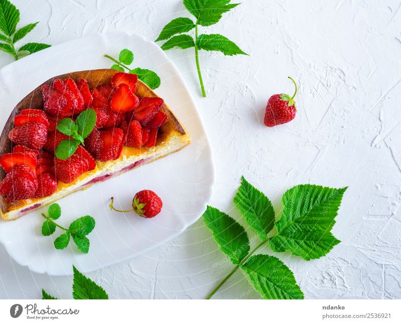 halber Käsekuchen mit frischen Erdbeeren Frucht Dessert Ernährung Teller Tisch Blatt hell lecker grün rot weiß Farbe Kuchen Beeren Lebensmittel Hintergrund süß