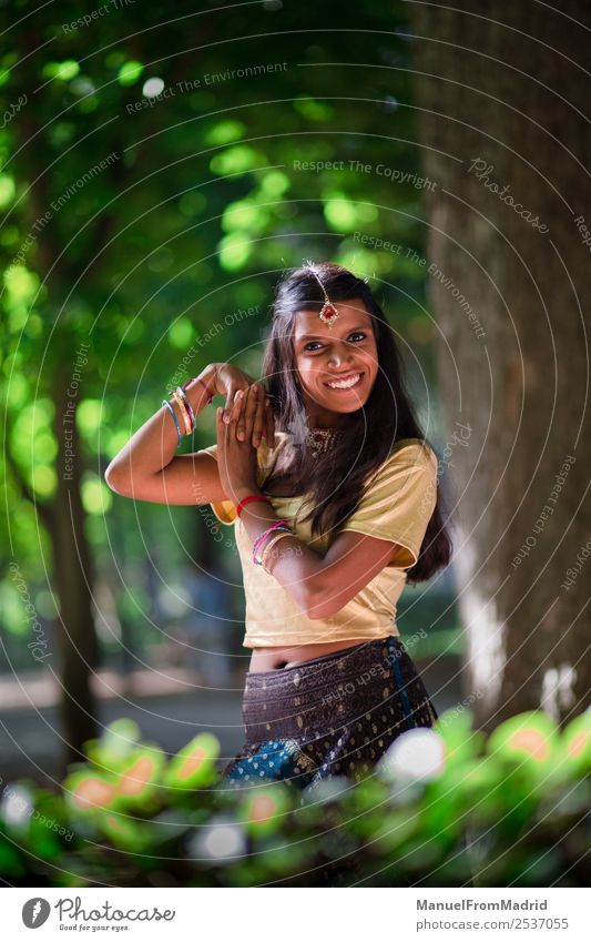traditionelles indisches Frauenporträt Glück schön Erwachsene Hand Natur Park Mode Bekleidung Kleid Schmuck Lächeln gold grün Tradition Inder Tanzen Bollywood