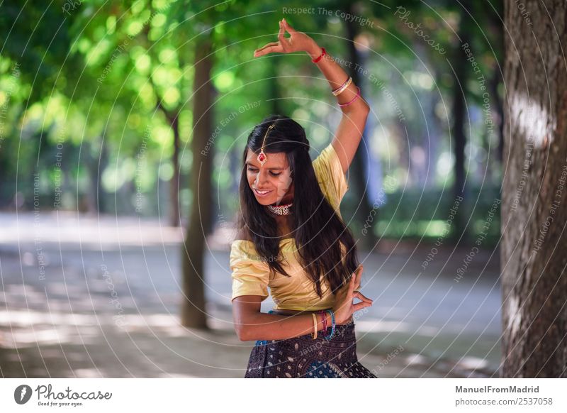 traditionelle indische Frau beim Tanzen Glück schön Erwachsene Hand Natur Park Mode Bekleidung Kleid Schmuck Lächeln gold grün Tradition Inder Bollywood jung
