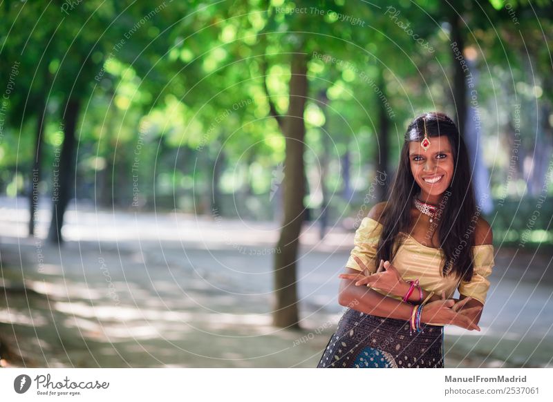 traditionelles indisches Frauenporträt Glück schön Erwachsene Hand Natur Park Mode Bekleidung Kleid Schmuck Lächeln gold grün Tradition Inder Tanzen Bollywood