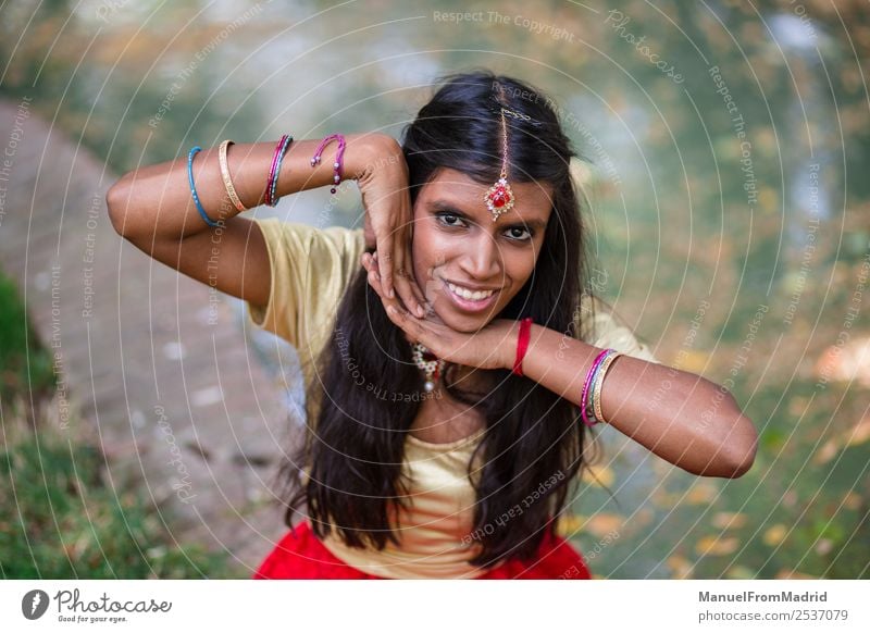 traditionelles indisches Frauenporträt schön Erwachsene Hand Natur Park Mode Bekleidung Kleid Schmuck gold grün Tradition Inder Körperhaltung heiter simulierend