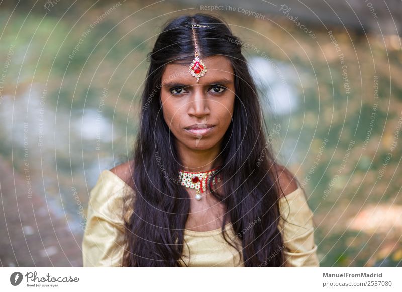 traditionelles indisches Frauenporträt schön Erholung ruhig Erwachsene Hand Natur Park Mode Bekleidung Kleid Schmuck gold grün Tradition Inder Körperhaltung