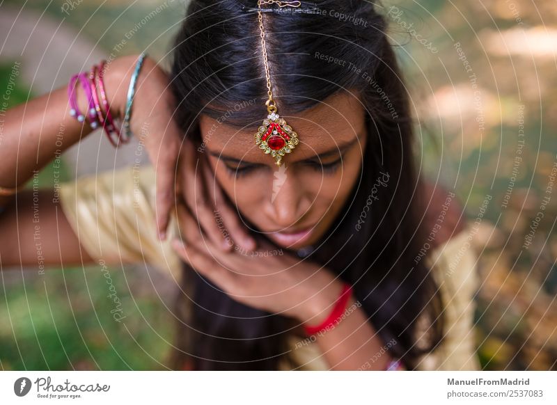 traditionelles indisches Frauenporträt schön Erholung ruhig Erwachsene Hand Natur Park Mode Bekleidung Kleid Schmuck gold grün Tradition Inder tikka