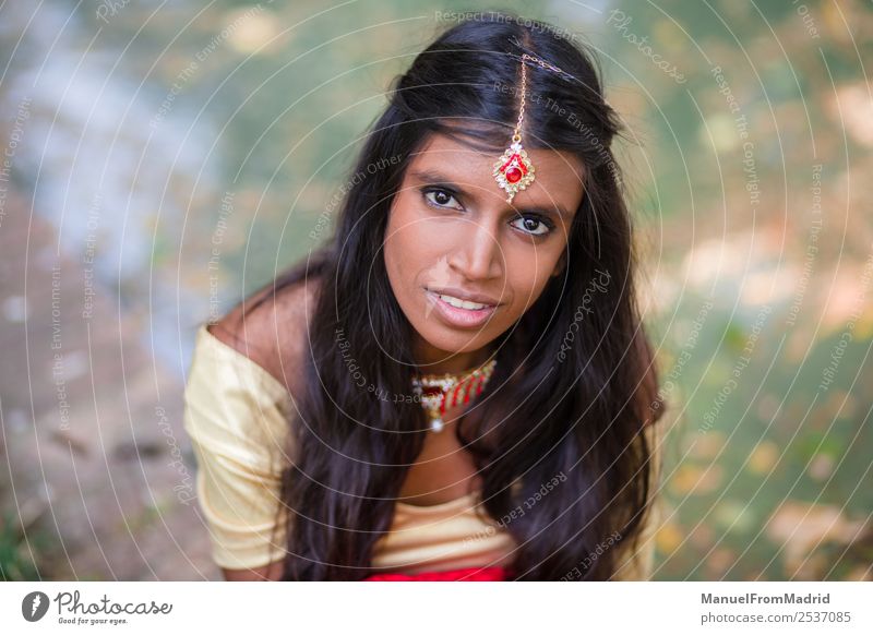 traditionelles indisches Frauenporträt schön Erholung ruhig Erwachsene Natur Park Mode Bekleidung Kleid Schmuck gold grün Tradition Inder Körperhaltung