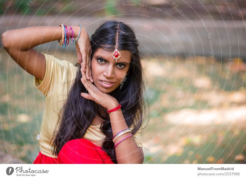 traditionelles indisches Frauenporträt schön Erholung Erwachsene Hand Natur Park Mode Bekleidung Kleid Schmuck gold grün Tradition Inder Körperhaltung
