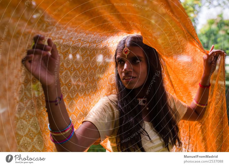 traditionelles indisches Frauenporträt schön Erholung ruhig Erwachsene Hand Natur Park Mode Bekleidung Kleid Schmuck gold Tradition Inder Imkerschleier darunter