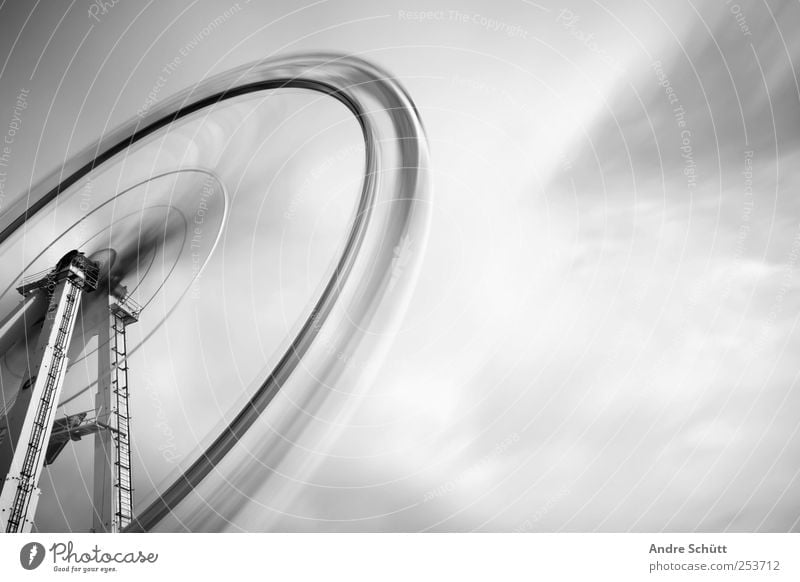 rotating 4 Freude drehen verrückt Geschwindigkeit Surrealismus Schwarzweißfoto Karussell Riesenrad Jahrmarkt Langzeitbelichtung Wolken Außenaufnahme Experiment