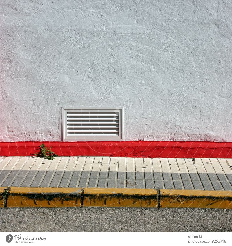 Bürgersteig Unkraut Menschenleer Mauer Wand Fassade Lüftungsschacht Lüftungsschlitz Wege & Pfade rot Farbfoto mehrfarbig Außenaufnahme Muster