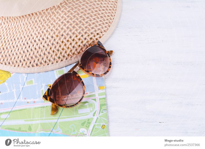 Eine Karte mit Sonnenbrille und Hut. Lifestyle Stil Design Leben Ferien & Urlaub & Reisen Tourismus Ausflug Abenteuer Sommer Accessoire träumen modern Entwurf