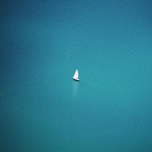 Einsam Umwelt Natur Urelemente Wasser Wellen Meer See Ferne frei klein nass natürlich blau weiß Wasserfahrzeug Segelschiff Bootsfahrt Freiheit Luftaufnahme