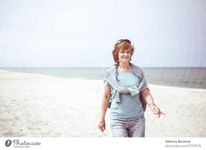 Lebendigkeit Lifestyle Ferien & Urlaub & Reisen Ausflug Freiheit Sommer Strand Meer Insel Mensch feminin Frau Erwachsene Weiblicher Senior Mutter Körper 1