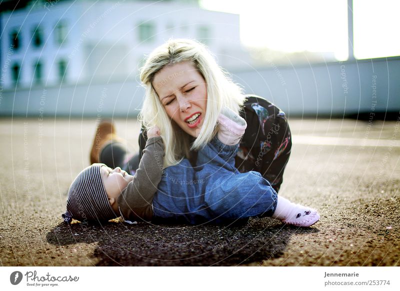 Kratzbürste Glück Mensch Baby Mutter Erwachsene Leben 2 0-12 Monate blond langhaarig berühren festhalten Kommunizieren schreien toben niedlich Gefühle Farbfoto