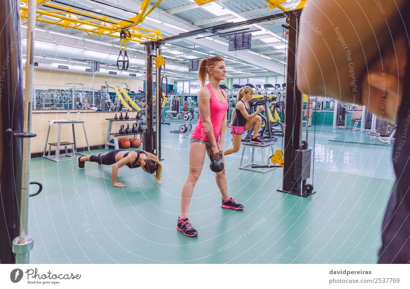 Trainerin sucht Frauen Gruppentraining im Crossfit-Kreis Körper Sport Erwachsene Mann Arme Fitness springen authentisch muskulös stark durchkreuzen Training