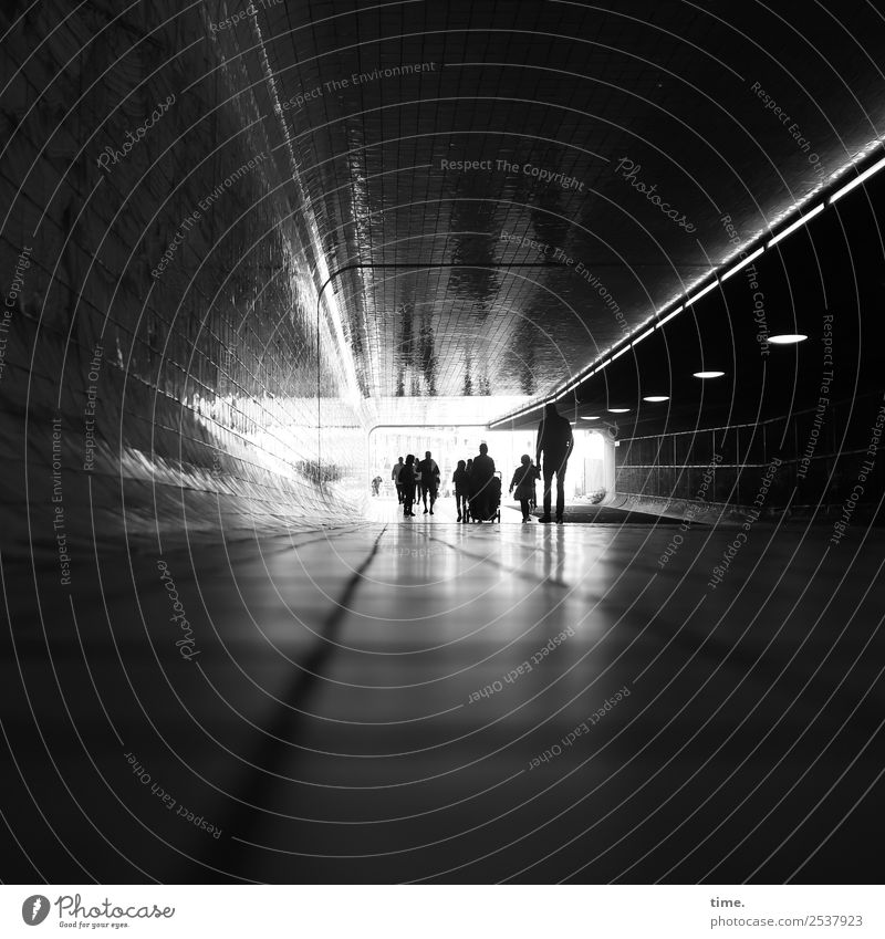 Grenzüberschreitung | Licht am Ende Mensch Menschenmenge Amsterdam Central Station Tunnel Verkehr Verkehrswege Wege & Pfade gehen dunkel hell Stadt Wachsamkeit
